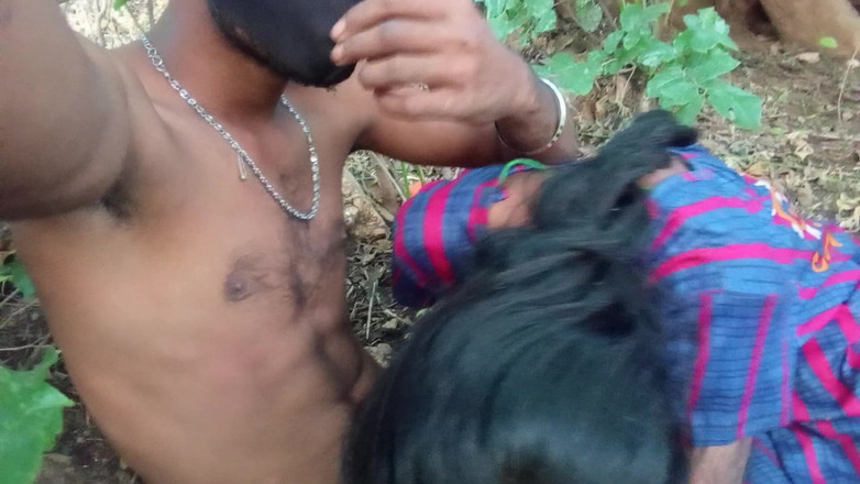 Premi pooja: 快速时间抚摸哥美丽的年轻阴户，她非常热辣，所以很性感。