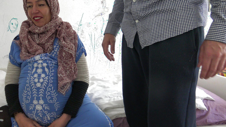 Souzan Halabi: Hamile Türk temizlikçi hizmetçi Alman patronun ağzına boşalmasına izin veriyor