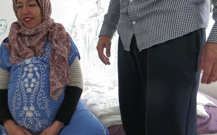 Souzan Halabi: Беременная турецкая уборщица позволяет немецкому боссу кончить в ее рот