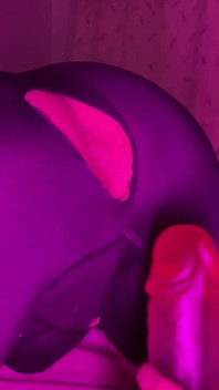 Velké dildo šuká chlapův zadek