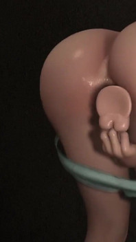 Awek mengongkek dildo yang tersangkut di pintu bilik air | Lucah 3d