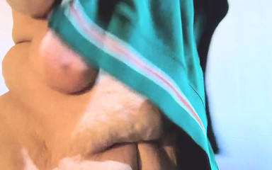 HerculesnVENUS: Sous les blanchisseurs, il l’a fait squirter sur sa bite