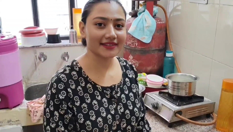 Khushboobhabi: वह अपनी चूत में हथौड़ा डाल रही थी