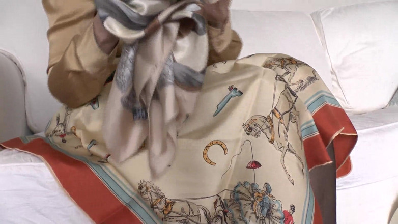 Lady Victoria Valente: sur l’écharpe en soie de la belle-mère, Lady Victoria Valente