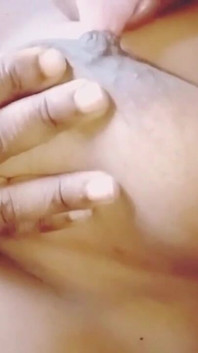 La lesbica beccata a sditalinarsi