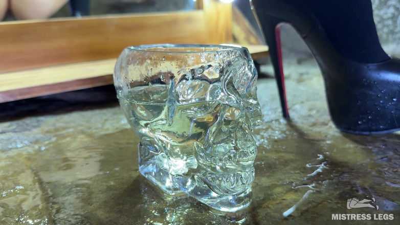 Mistress Legs: Paní vám dělá speciální halloweenský nápoj pomocí jejího čůrání