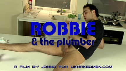 UK Naked Men: Robbie y el fontanero