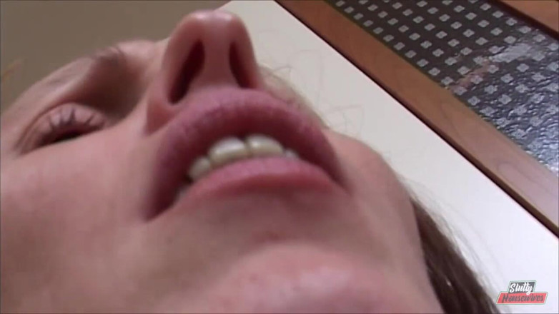 Vere Casalinghe Italia.: Une femme mature sexy se masturbe avec ses doigts en...