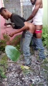 Di luar rumah tua yang ditinggalkan ngentot sama dia...