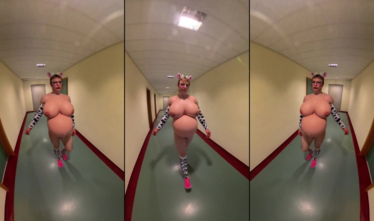 Sissy Adventures: La piccola mucca incinta Chantal, con una pancia grande e...