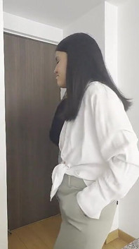 Fosta mea iubită vine la mine acasă pentru a face sex în timp ce soțul meu este plecat din oraș, partea # 1