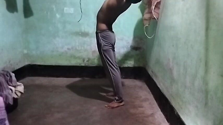 Desi Tits: Teman straight pertama kali ketemu sama cowok berotot dengan celana...
