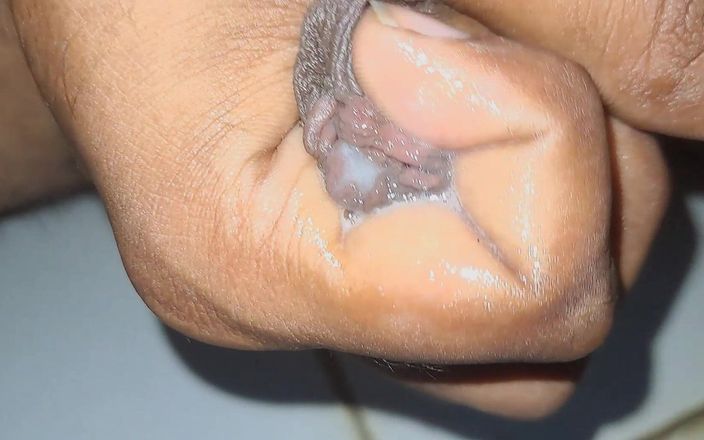 Desi_Porn_India: Estoy tratando de masturbarme solo