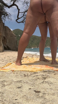En primer plano de playa arriesgada: follando a mi esposa en público, camina un extraño