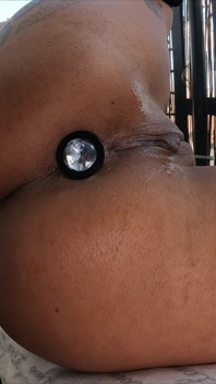 Milf tatuada estica ambos os buracos com plugues