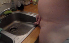 Sex hub male: John está orinando en el fregadero de la cocina