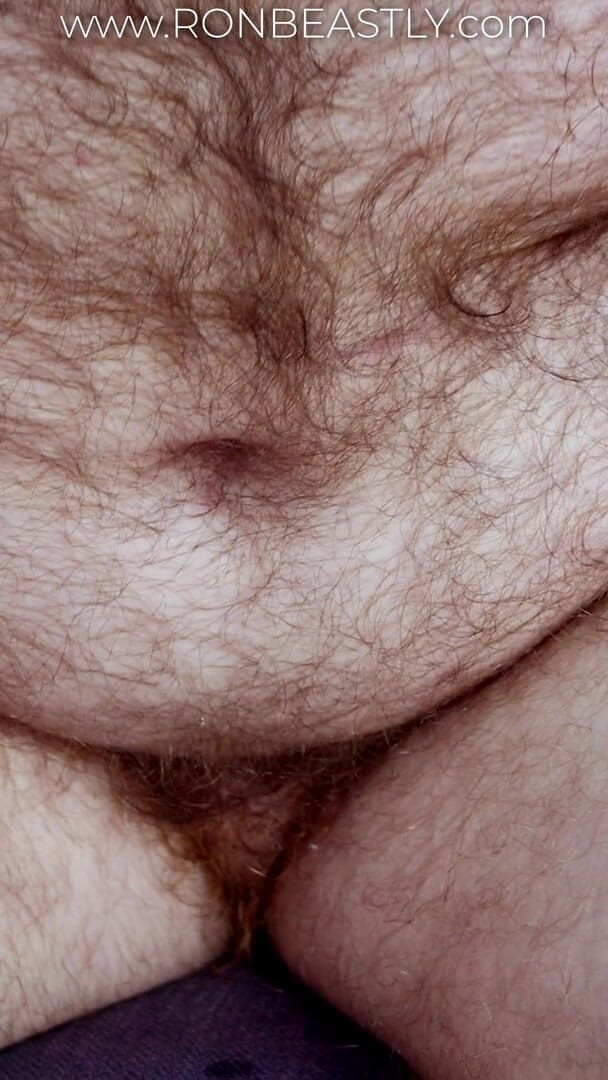 RonBeastlyFTM: Facet trans wypycha jaja z owłosionej cipki