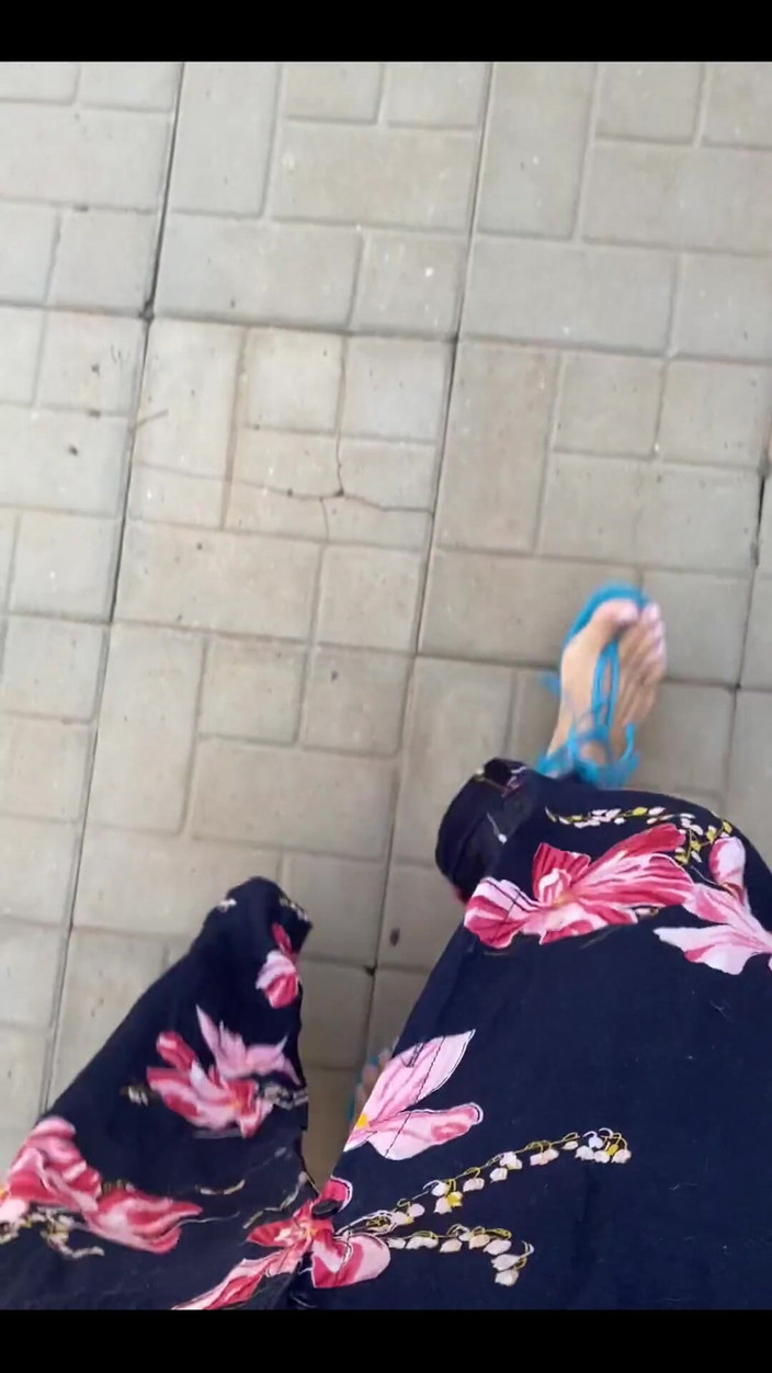 KiffaFeet: मेरे सेक्सी पैरों और नीली सैंडल के साथ गुड मॉर्निंग