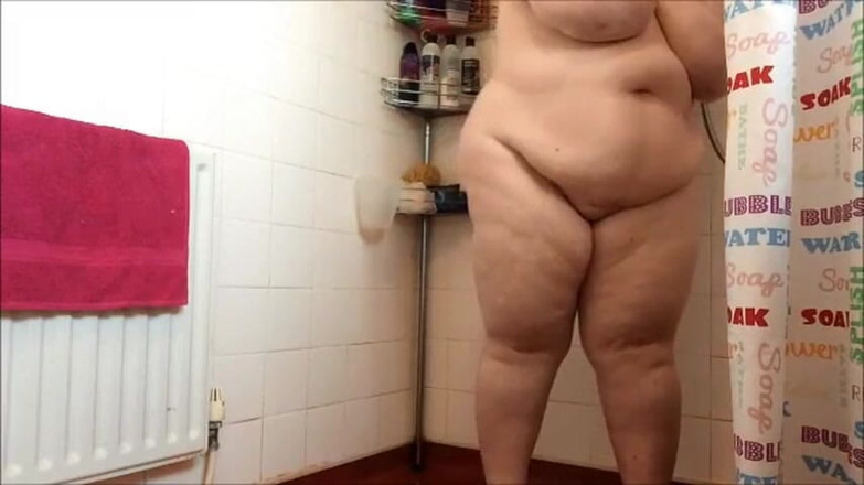 NikNak_BBW: Velká kráska s velkými prsy se sprchuje