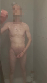 你想要在淋浴时被困住，并在你那里接受我的，所以好好享受一下