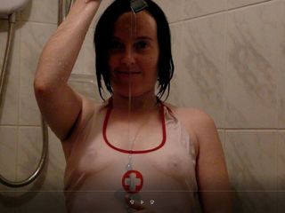 Horny vixen: Enfermera tomando una ducha