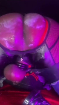 Masturbându-mi fundul mare cu un vibrator