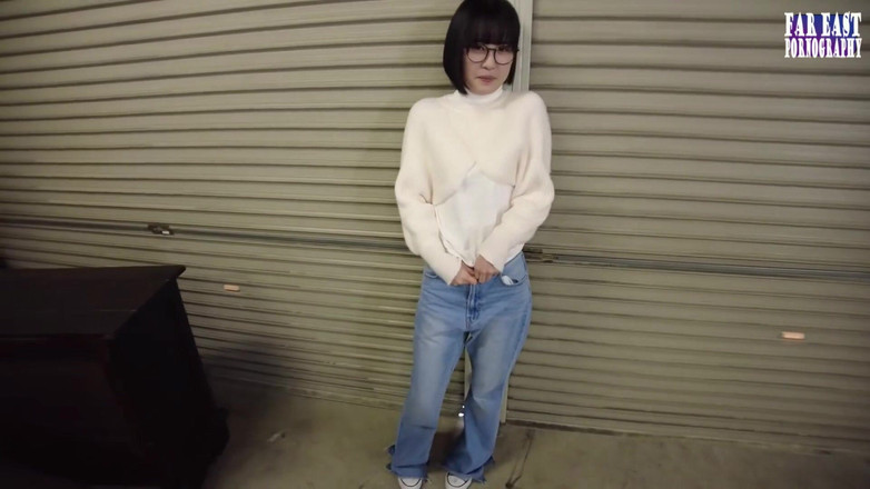 Far East pornography: Słodkie okulary dokuczają w leniwy dzień rozkoszując się ciepłymi kroplami...