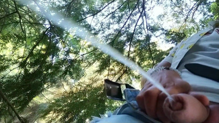 Idmir Sugary: Čůrání v parku za stromem