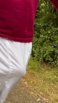 Caminando por el bosque, comando en mis pantalones cortos de nylon blancos!