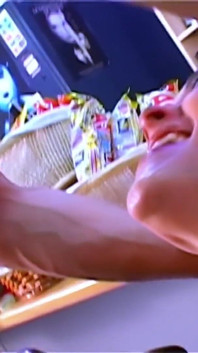 Pequeña modelo francesa Moana Mendez follada por el culo en un video club - remasterizado