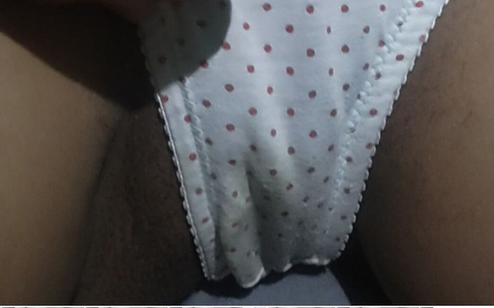 Xhacamisinha: Zbrusu nová hubená hladí v krásné kundičce!