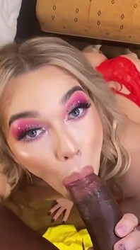 Awek kecil molek comel dalam pakaian dalam merah seksi menyentak batangnya dan dikongkek keras