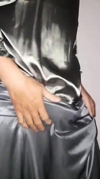 Cewek dengan rok mini satin silver dientot habis-habisan sampai dicrot di dalam