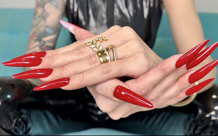 Julia domaina: Long Red Nails dan Pvc on Me
