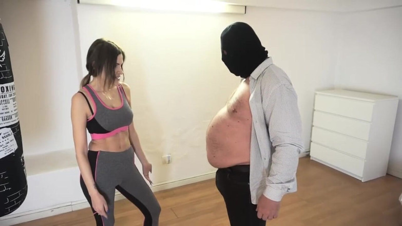 Absolute BDSM: Gagica de la sală domină supus mascat gras