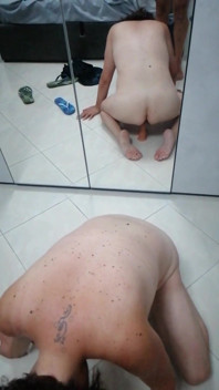 Njuter av min nya stora dildo med en kuk i munnen