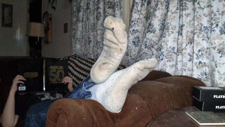 Miss Dimples: Relaxuji na gauči v obývacím pokoji s nohama podepřenýma