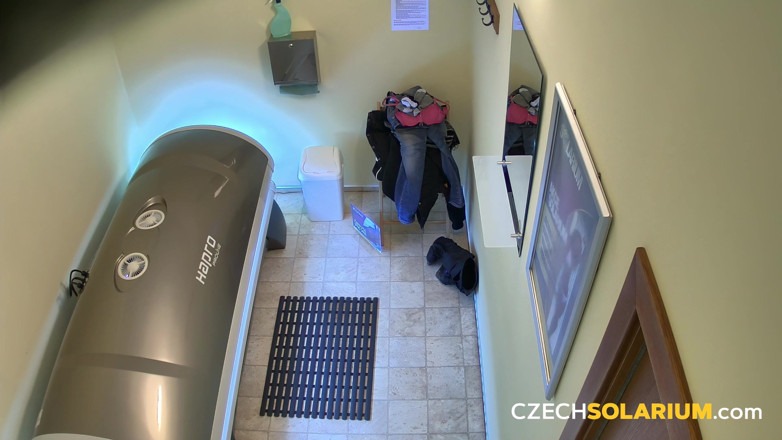 Czech Solarium: Solarium checo 12: nena rubia se desnuda para broncearse y hace...