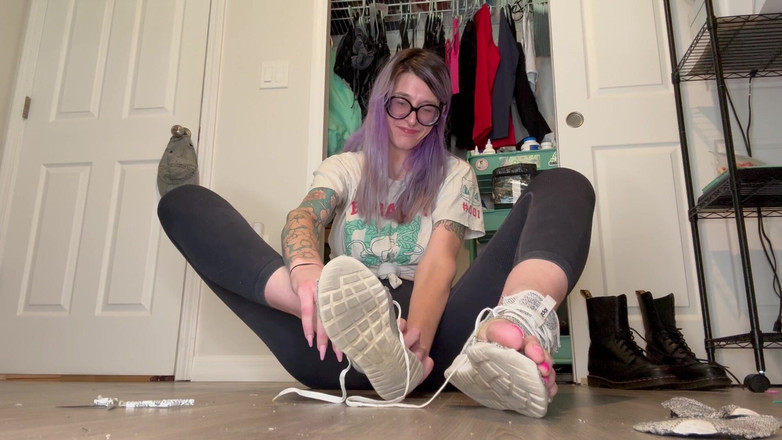 Peppermint Giantess: Maat 9-10 schoenen vernietigen om 16 voeten te passen