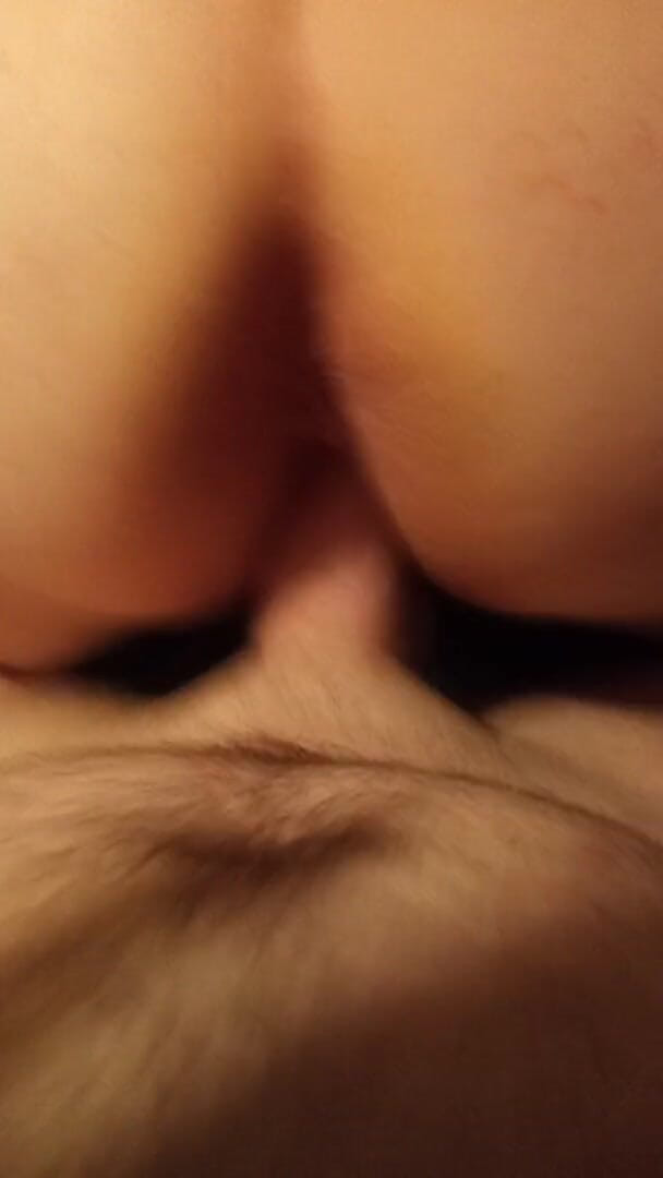 Kinkyfuncpl: 그 BWC에서 따뜻하고 젖은 보지를 위아래로 슬라이딩하는 것을 좋아하는 소년