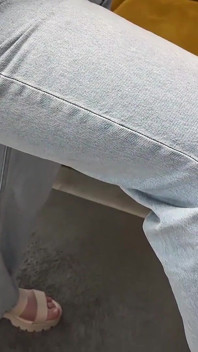 Distrugere testiculară de neoprit! Picioarele ei fac o salată din pubisul lui
