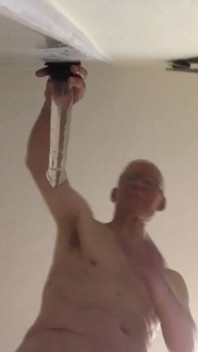 Vue Rapprochée D’en Dessous Chevauchant Une Grosse Bite En Verre