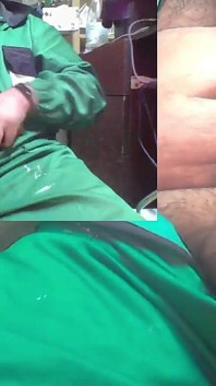 Ayah lagi asik mainin kontol besarnya