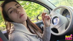 Smokin Fetish: 热辣少女在车里抽烟