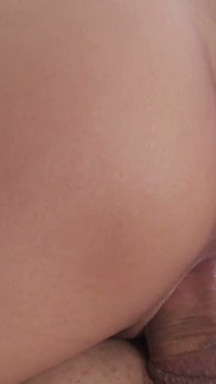 Asijská MILF jezdí hluboko před kapajícím creampie