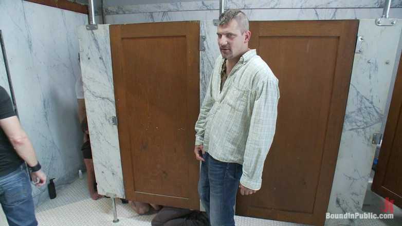 Bound in public: Hai chàng trai bị lợi dụng trong một nhà vệ...