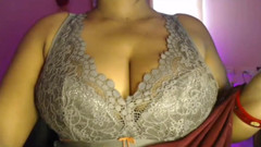 HotGirl21: Gadis hot dengan toket aduhai ini lagi asik nyepong kontol...
