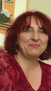 Jest amatorską niemiecką babcią, która lubi się masturbować
