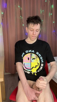 Une branlette rapide dans un dortoir fait squirter une bite de 23 cm partout