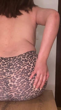 Wildes Ding: Leoparden-leggings, furzen wie ein biest